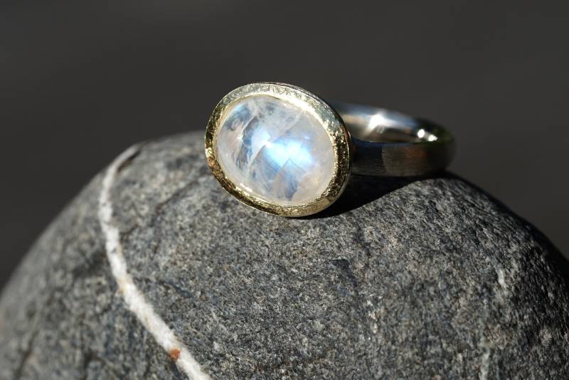 Rainbowmoonstone Ring Quer von AhiloDesign