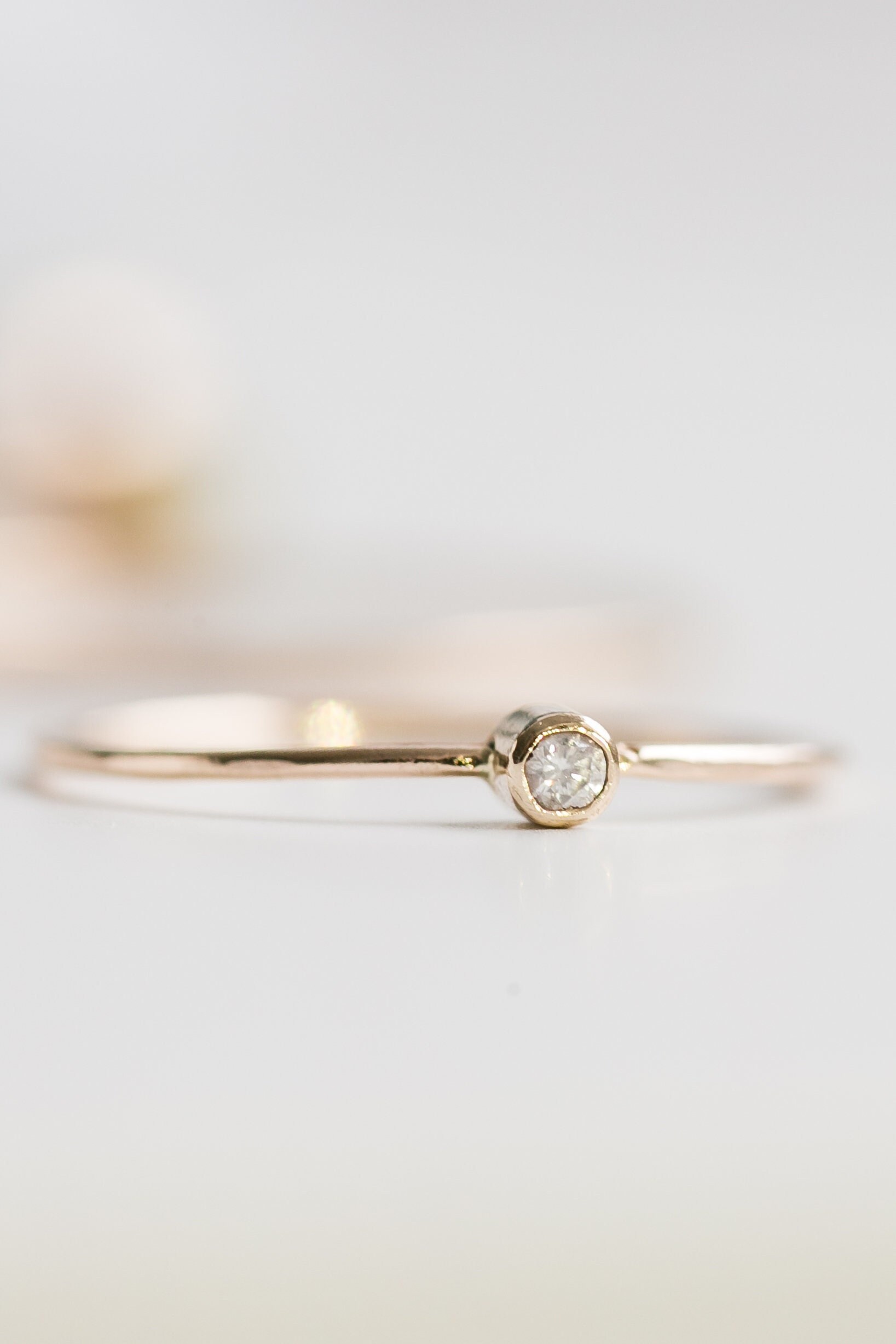 Zarter Diamant Ring/Verlobungsring Stapelring April Birthstone Dünner Geschenk Für Sie von AhneJewelry