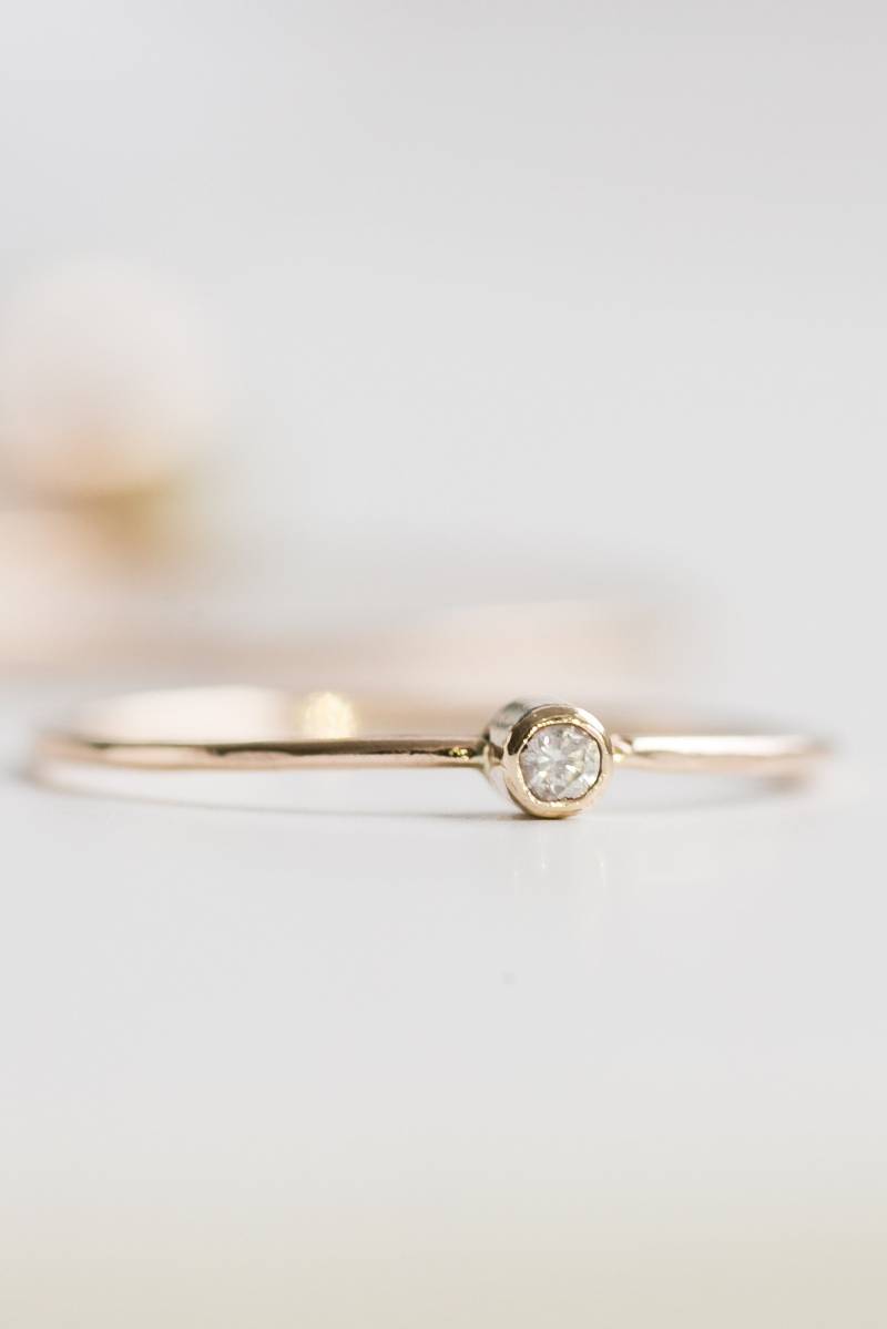 Zarter Diamant Ring/Verlobungsring Stapelring April Birthstone Dünner Geschenk Für Sie von AhneJewelry
