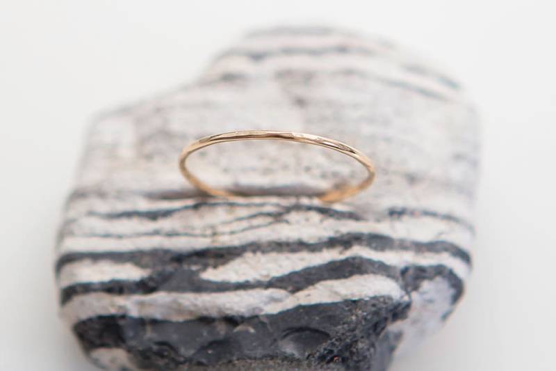 Zierlicher Gold Filled Ring/Dünnes Ringband Minimalist Stapelring/ 14K von AhneJewelry