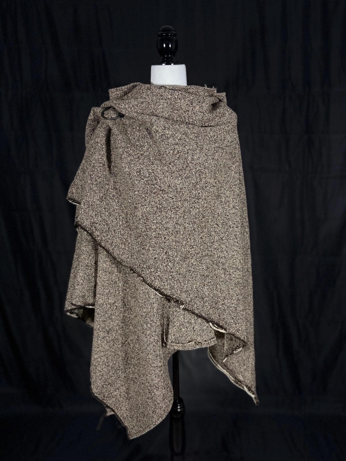 Tweed-Wollmantel Mit Kapuze - Handgefertigtes Unikat Aus 100 % Wolle, Warm & Charakterstark von Ahnwald