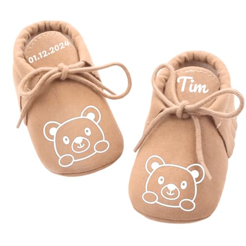 Ahoiikids Personalisierte Baby Schuhe in Beige – Wildleder Krabbelschuhe mit Namen & Datum – Süßes Bärchen Design – Geschenk zur Geburt oder Taufe Ahoiikids Personalisierte Baby Schuhe in Beige – Wildleder Krabbelschuhe mit Namen & Datum – Süßes Bärchen Design – Geschenk zur Geburt oder Taufe von Ahoiikids