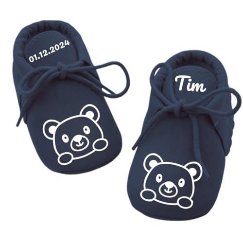 Ahoiikids Personalisierte Baby Schuhe in Blau – Wildleder Krabbelschuhe mit Namen & Datum – Süßes Bärchen Design – Geschenk zur Geburt oder Taufe von Ahoiikids
