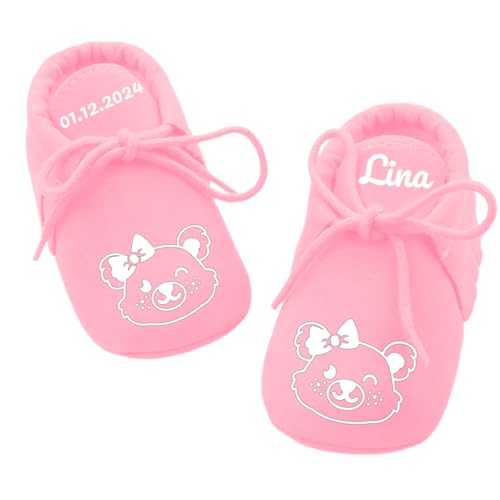 Ahoiikids Personalisierte Baby Schuhe in Rosa – Wildleder Krabbelschuhe mit Namen & Datum – Süßes Bärchen Design – Geschenk zur Geburt oder Taufe von Ahoiikids