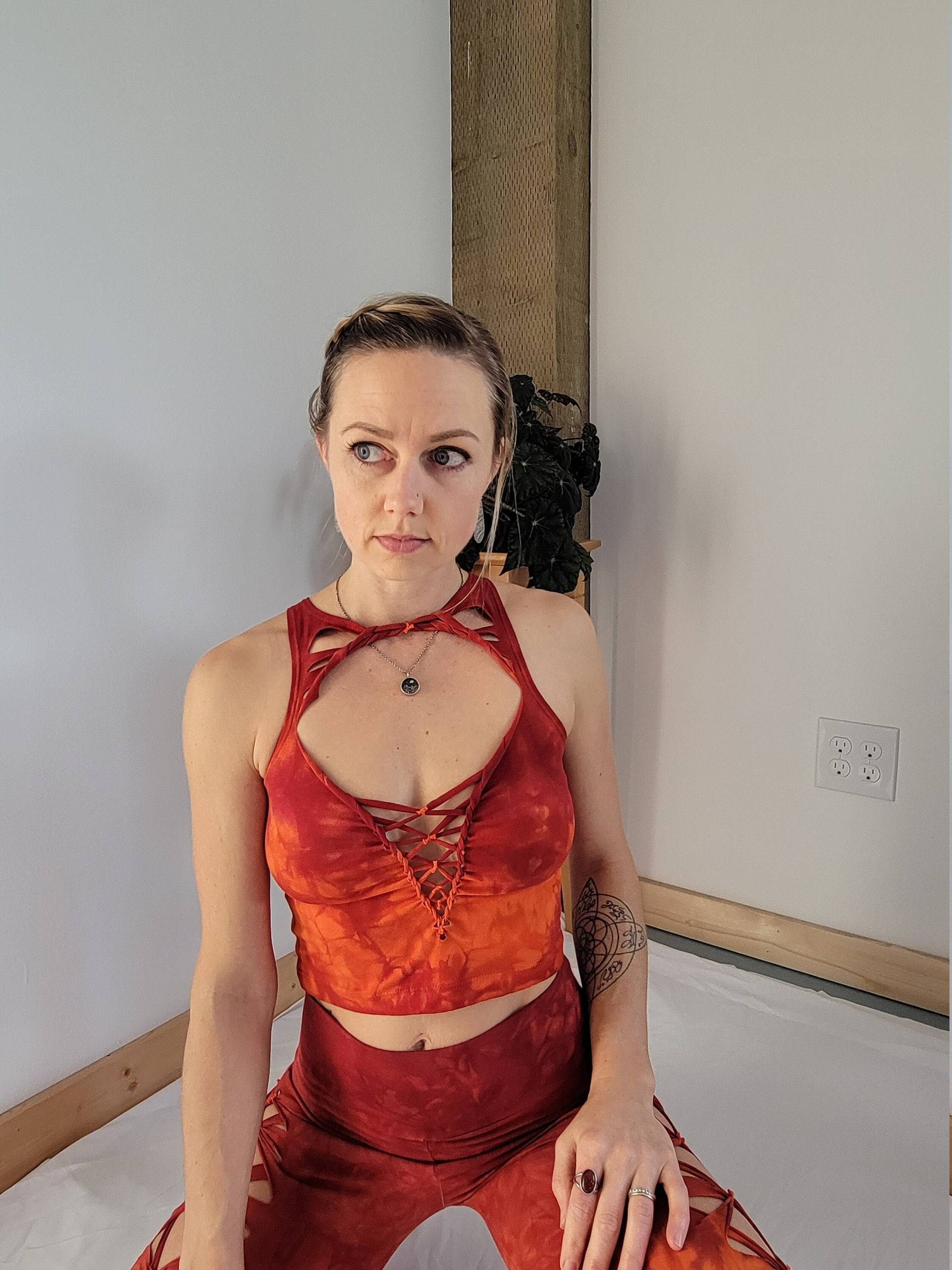 Feuer Crop Top Handgefärbt Yoga Slit Weave Feuer Hula Hoop von Ahzalhea