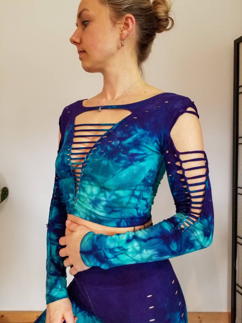 Lila Jade Langärmeliges Crop Top Handgefärbtes Yoga Slit Weave Feuer Hula Hoop von Ahzalhea