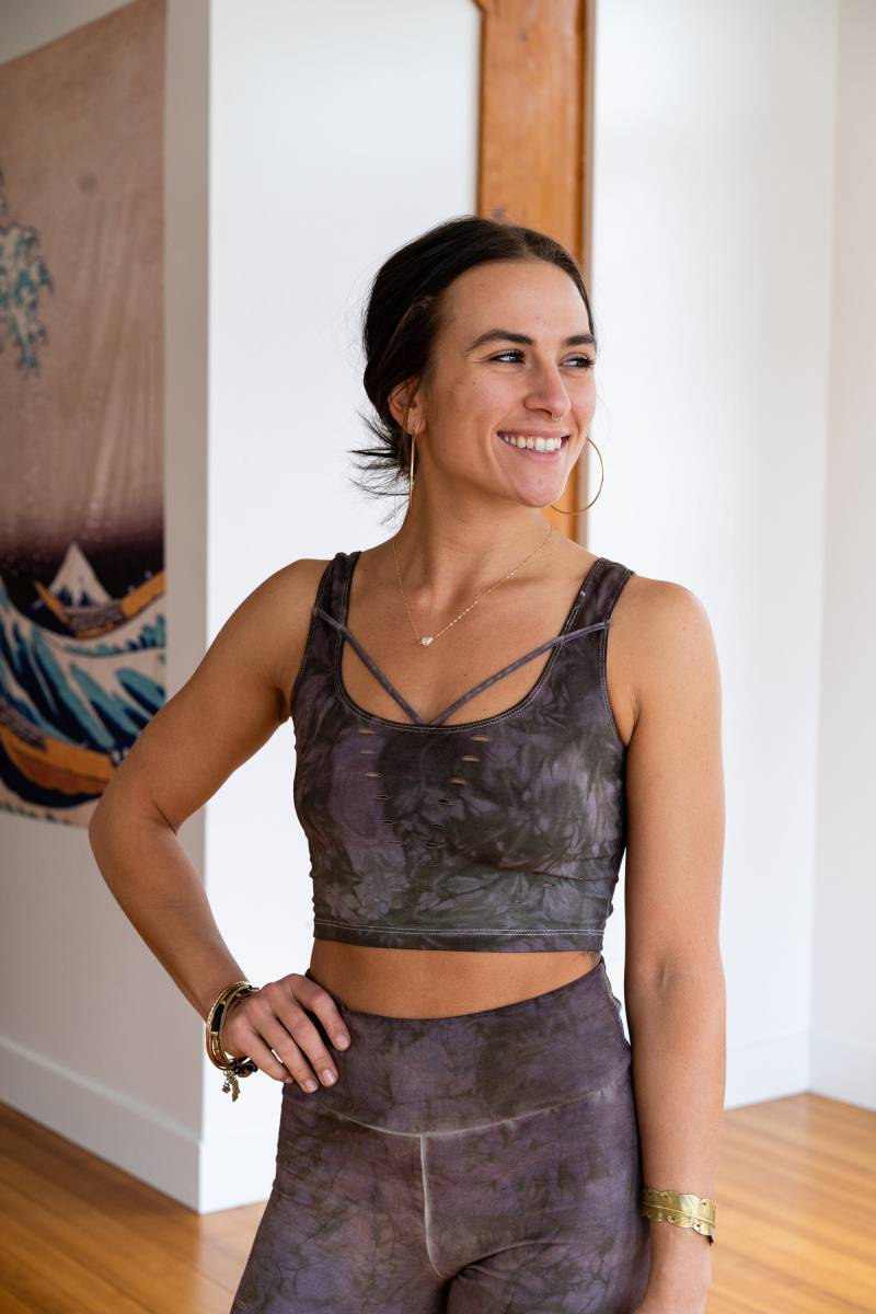 Shitake Strappy Crop Top Offener Rücken Yoga Tank Slit Weave von Ahzalhea