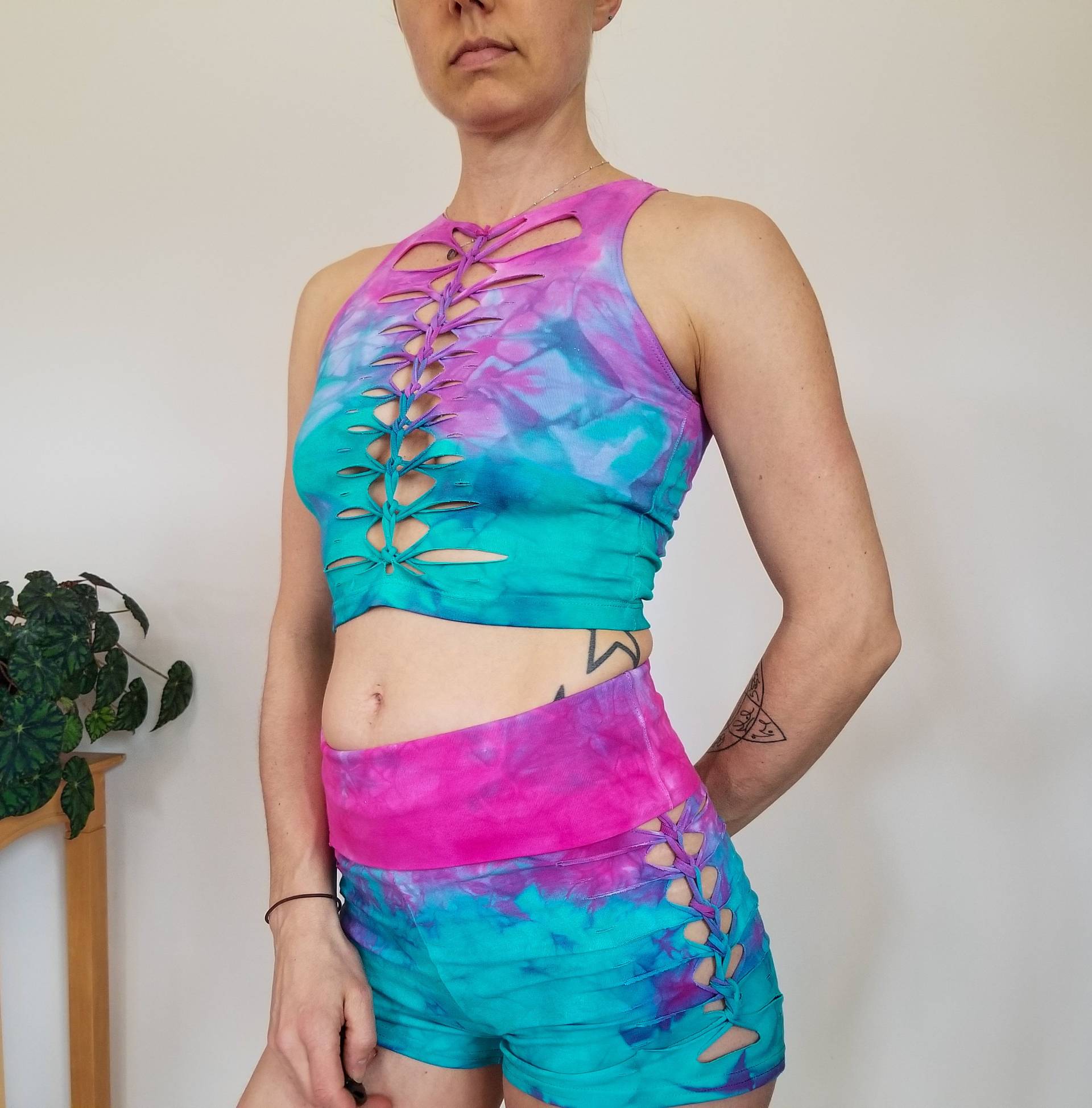 Zuckerwatte Crop Top Handgefärbt Yoga Slit Weave Feuer Hula Hoop von Ahzalhea