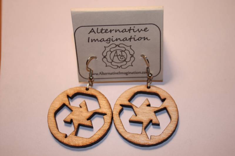 Holz Ohrringe - Laser Cut Recycle-Zeichen Holz Ohrringe - Laser Cut Recycle-Zeichen von AiLaserDesign