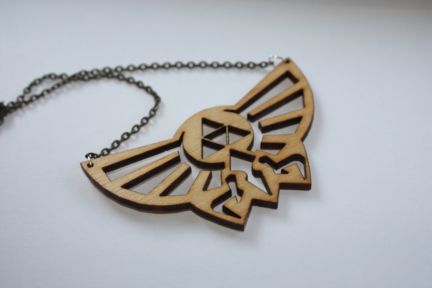 Laser Geschnittene Holz Hyrule Tri-Force-Halskette Laser Geschnittene Holz Hyrule Tri-Force-Halskette von AiLaserDesign
