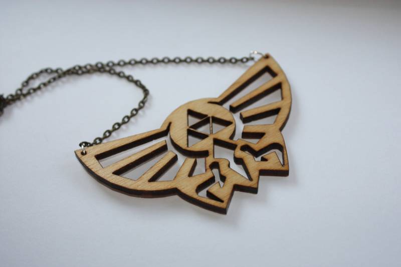 Laser Geschnittene Holz Hyrule Tri-Force-Halskette Laser Geschnittene Holz Hyrule Tri-Force-Halskette von AiLaserDesign