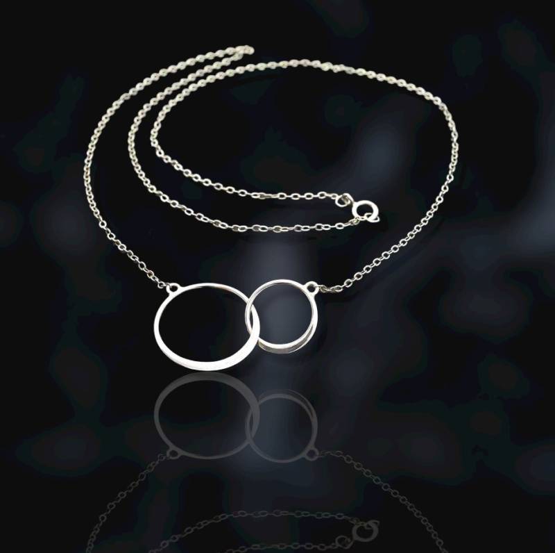 sterling Silber Halskette Mit Zwei Miteinander Verbundenen Kreisen 18 Zoll sterling Silber Halskette Mit Zwei Miteinander Verbundenen Kreisen 18 Zoll von AidahemDesignsInc