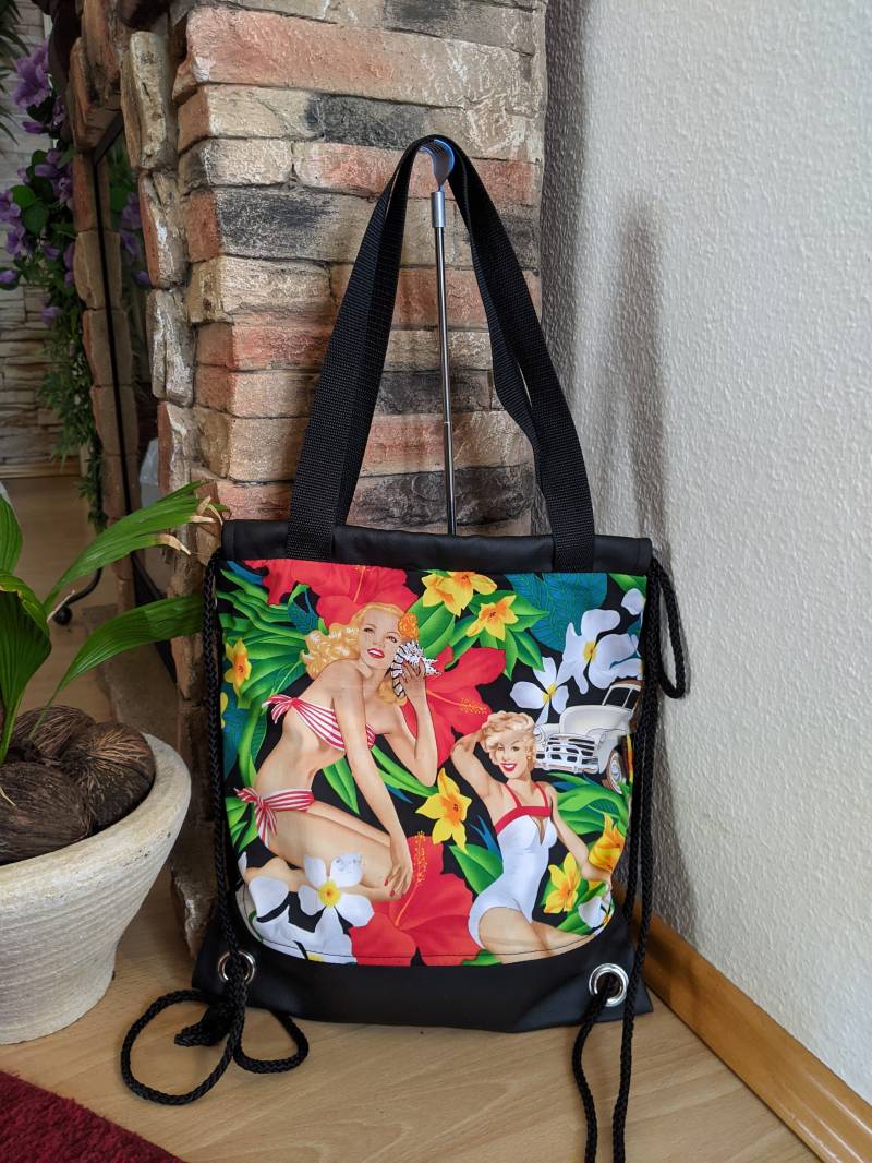 Ein 2In1 Rucksackbeutel Schultertasche Mit Pin Up Aloha Girl Motiv von AihandmadeDesign