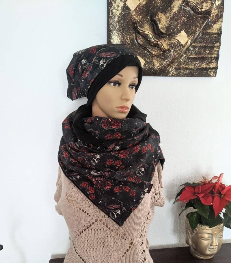 Ein Wickelschal+Beanie Mütze Mit Rockabilly Skull Motiv von AihandmadeDesign