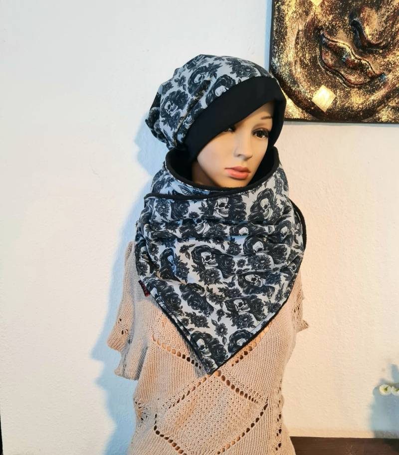 Ein Wickelschal+Beanie Mütze Set Mit Ladys Skull Motiv von AihandmadeDesign