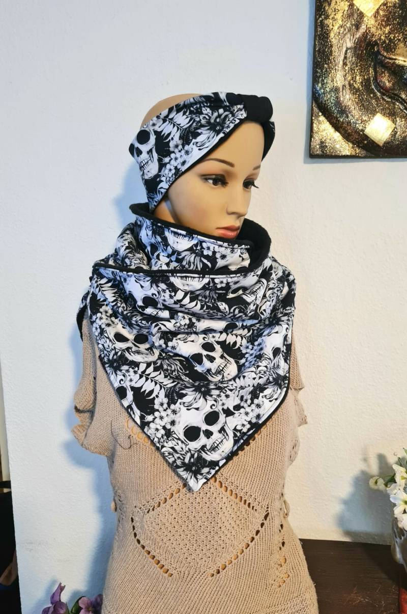 Ein Wickelschal+Haarband Mit Skull Rosen B&w Motiv von AihandmadeDesign