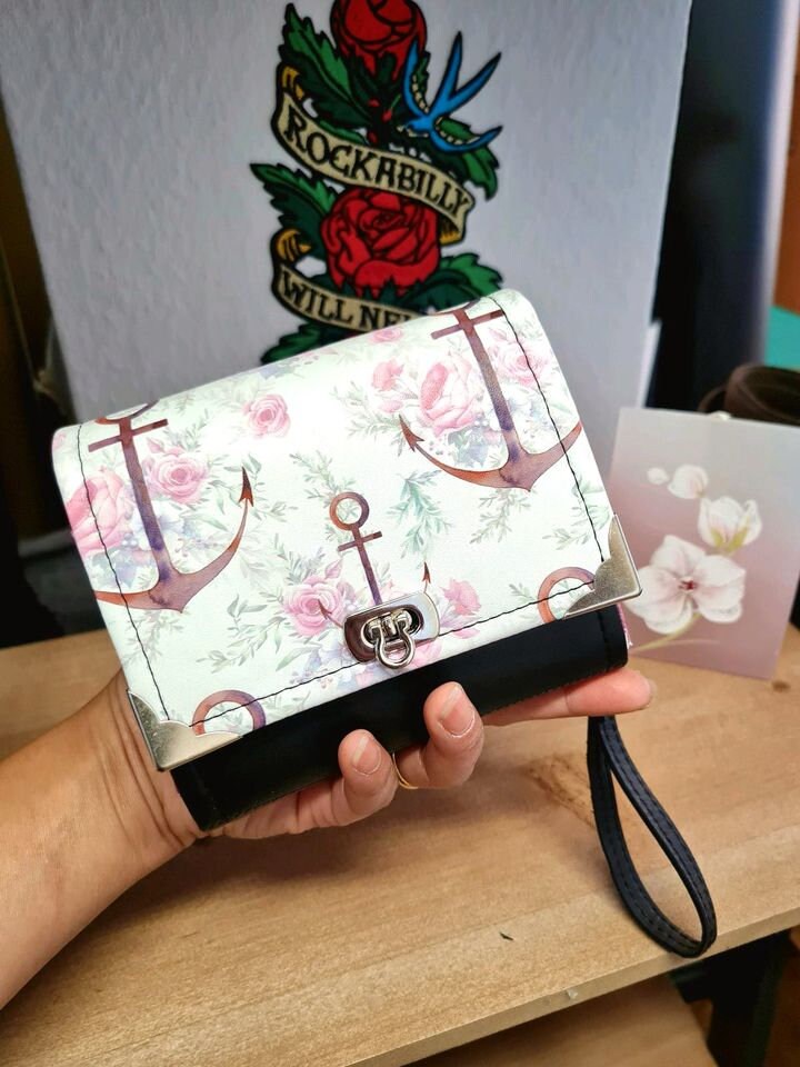 Eine Geldbörse Mit Anker Blumen Motiv von AihandmadeDesign