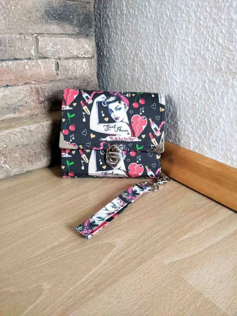 Eine Geldbörse Mit Rockabilly Power Girl Motiv von AihandmadeDesign