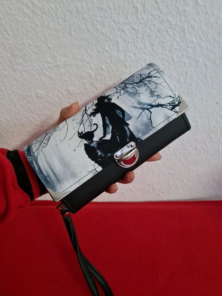 Eine Xl Geldbörse Mit Hexen Motiv von AihandmadeDesign