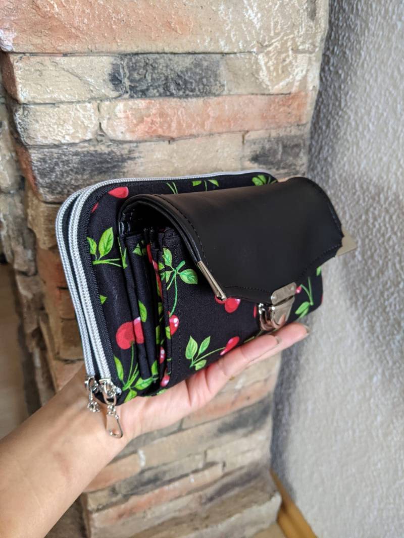 Eine Xxl Geldbörse Mit Kirschen Motiv von AihandmadeDesign