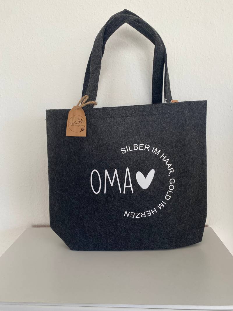 Tasche Personalisiert, Geschenk Oma Mama Geburtstag Filz-Tasche Familie von AileensPlotterpalast