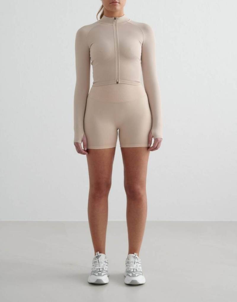 Aim'n - Clay - Formende, nahtlose Hotpants in Beige-Neutral von Aim'n