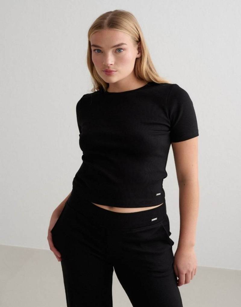Aim'n - Ease - Geripptes T-Shirt in Schwarz von Aim'n