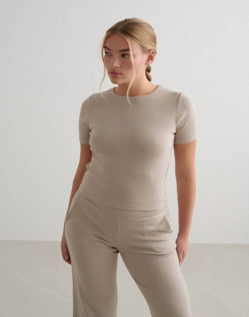 Aim'n - Ease - Geripptes T-Shirt in dunklem Lehmbeige-Neutral von Aim'n