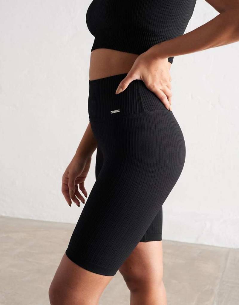 Aim'n - Gerippte, nahtlose Shorts in Schwarz von Aim'n