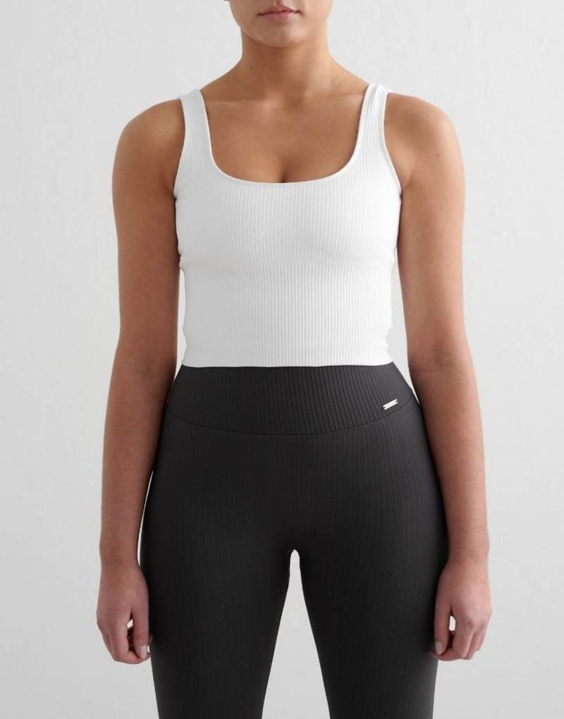 Aim'n - Geripptes, nahtloses Bustier in Weiß mit figurformendem Design von Aim'n