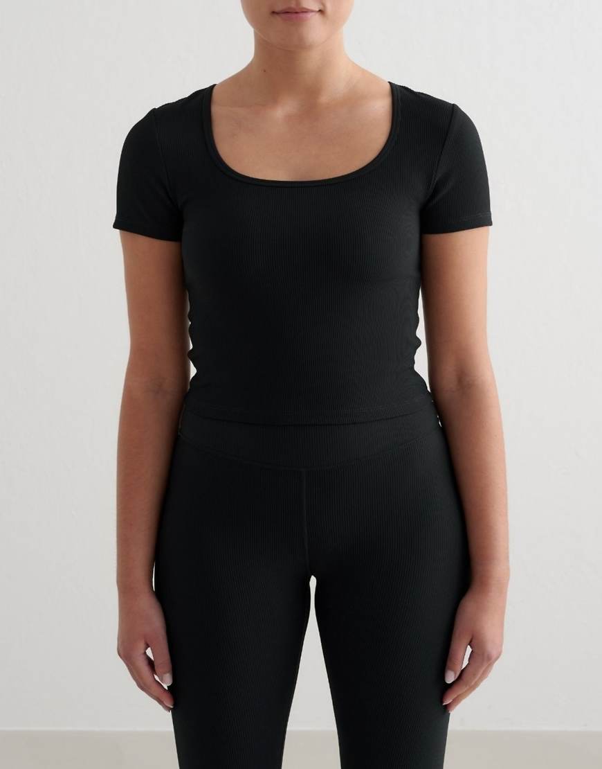 Aim'n - Geripptes Performance-T-Shirt in Schwarz von Aim'n