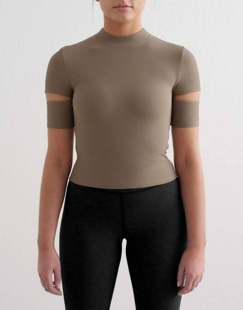 Aim'n - Geripptes Sport-Oberteil mit Cut-Out-Ausschnitt in Nougatbraun von Aim'n