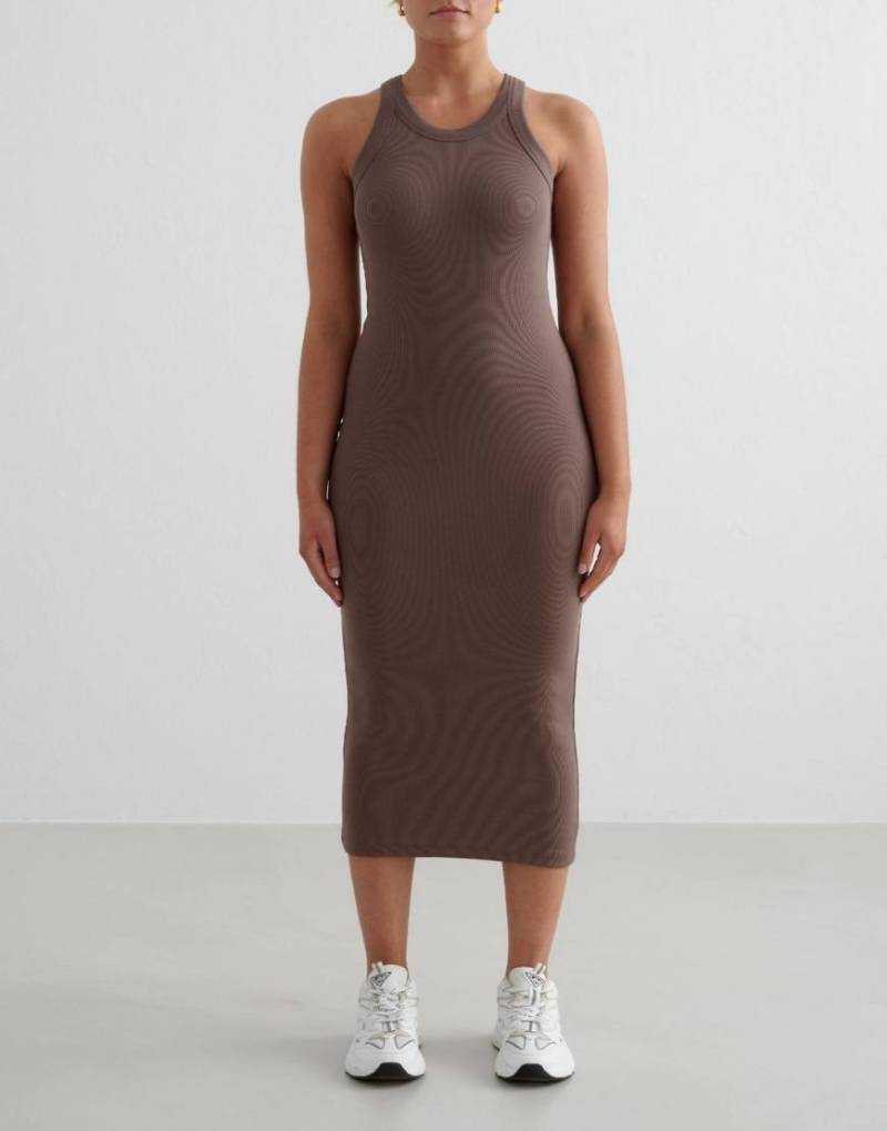 Aim'n - Geripptes Tanktop-Kleid in Macchiato-Braun von Aim'n