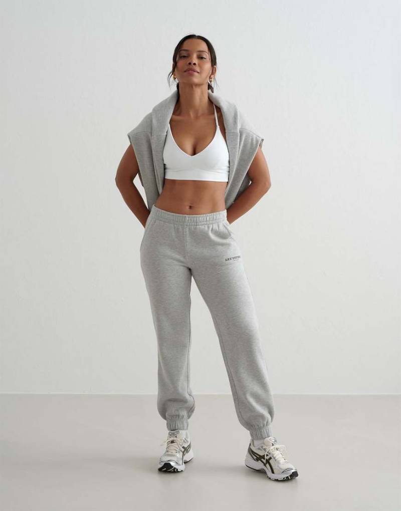 Aim'n - Klassische Jogginghose in Grau mit College-Flair von Aim'n