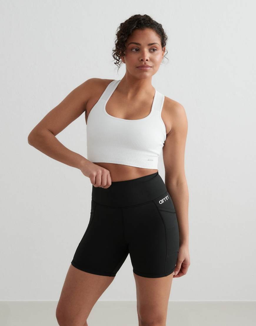 Aim'n - Midi-Shorts in Schwarz mit doppelter Tasche von Aim'n