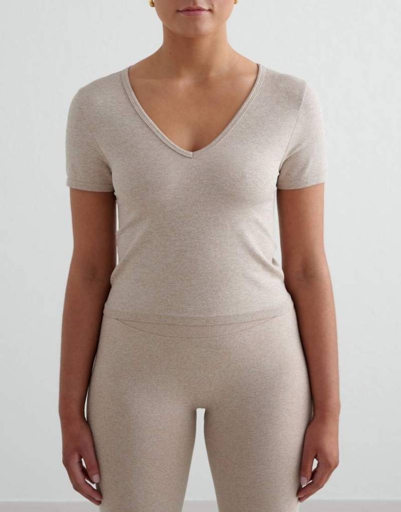 Aim'n - Nahtloses, formendes T-Shirt in meliertem Beige-Neutral von Aim'n