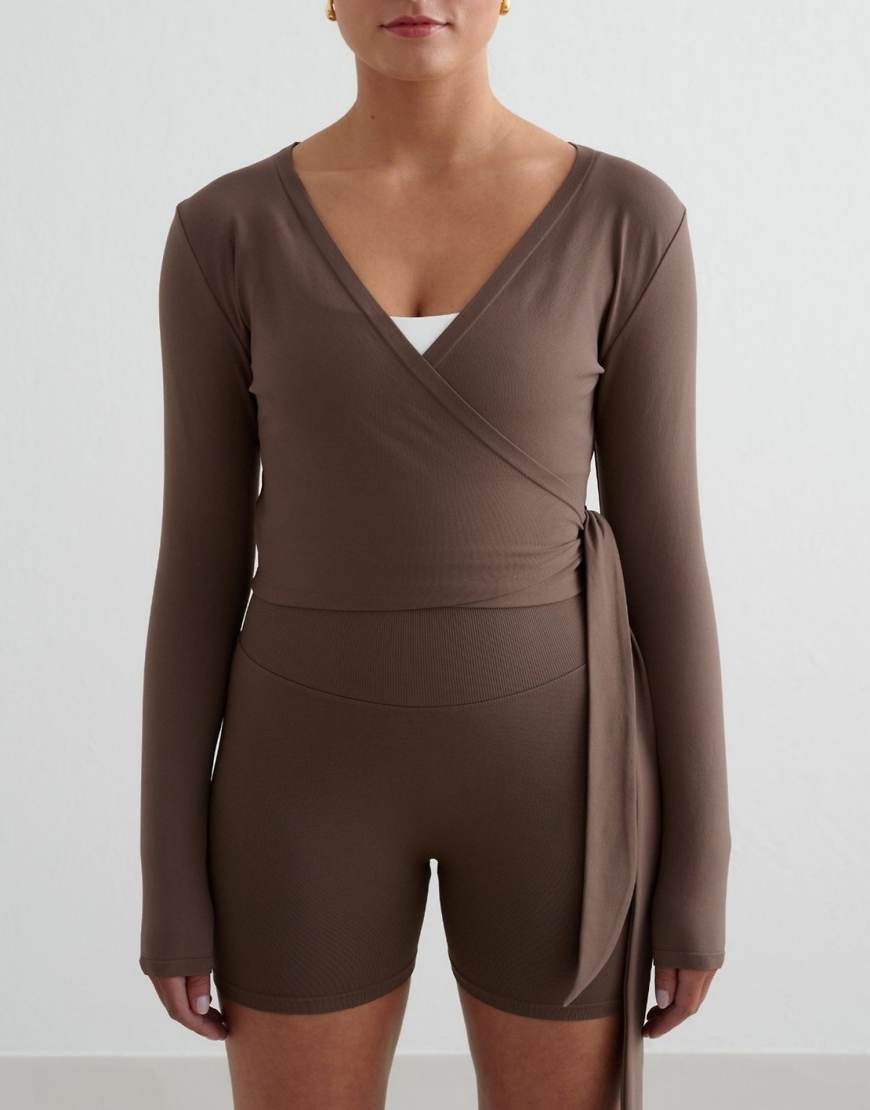 Aim'n - Nahtloses, formendes Wickel-Shirt in Macchiato-Braun mit langen Ärmeln-Brown Aim'n - Nahtloses, formendes Wickel-Shirt in Macchiato-Braun mit langen Ärmeln-Brown von Aim'n