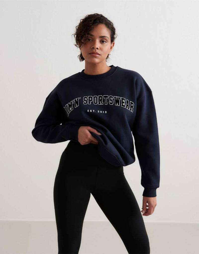 Aim'n - Navy Varsity - Sweatshirt in Blau im College-Stil von Aim'n