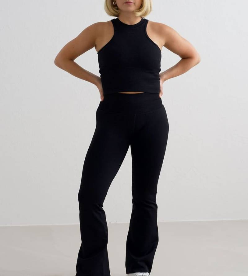 Aim'n Petite - Shape Seamless Flare Tights - Nahtlose, figurformende, ausgestellte Leggings in Schwarz von Aim'n