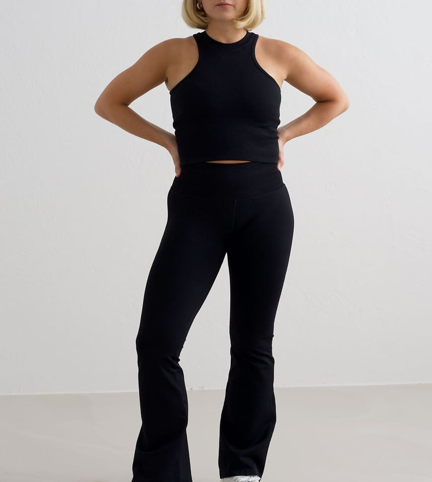Aim'n Petite - Shape Seamless Flare Tights - Nahtlose, figurformende, ausgestellte Leggings in Schwarz Aim'n Petite - Shape Seamless Flare Tights - Nahtlose, figurformende, ausgestellte Leggings in Schwarz von Aim'n