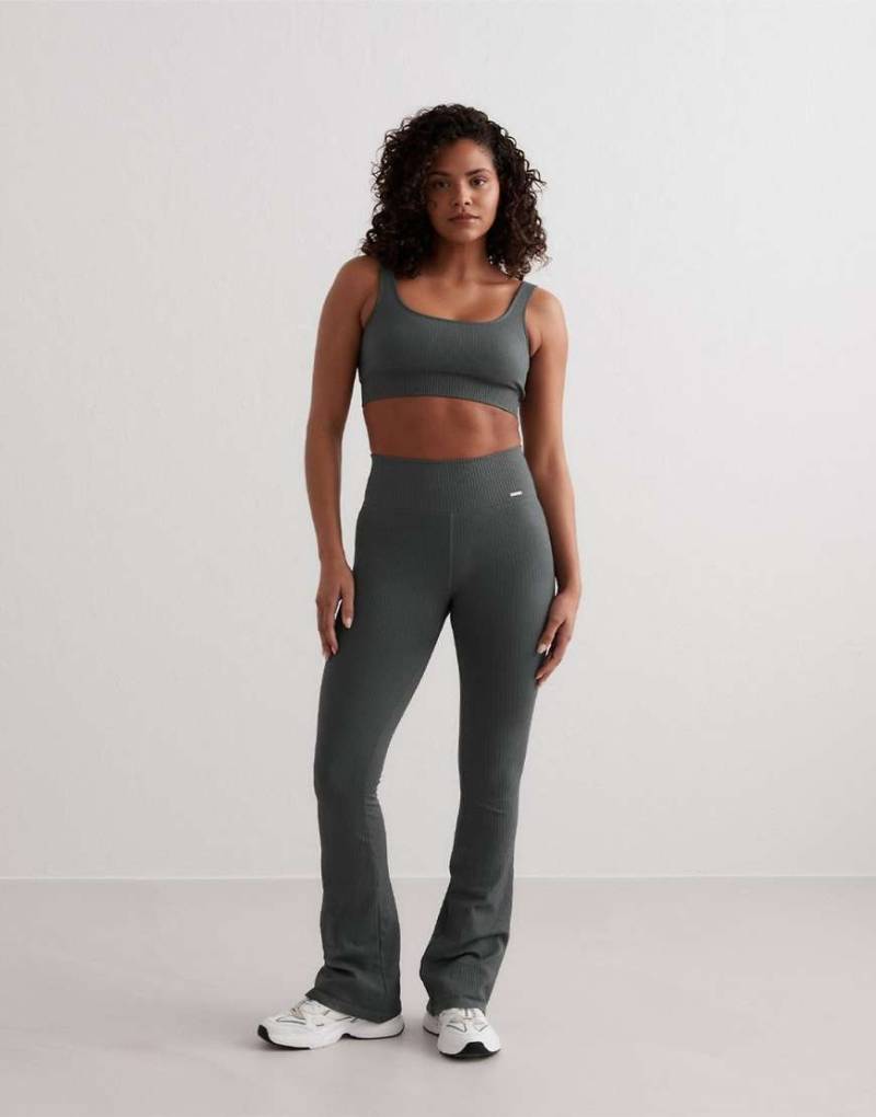 Aim'n - Sage - Gerippte, nahtlose und ausgestellte Leggings in Grün von Aim'n