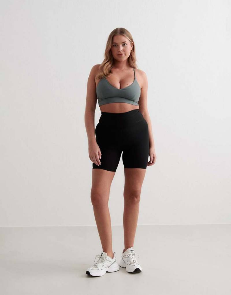 Aim'n - Sense - Midi-Shorts in Schwarz von Aim'n