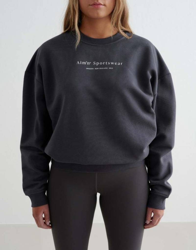 Aim'n - Sweatshirt in Shadow-Grau mit Serifenschrift von Aim'n