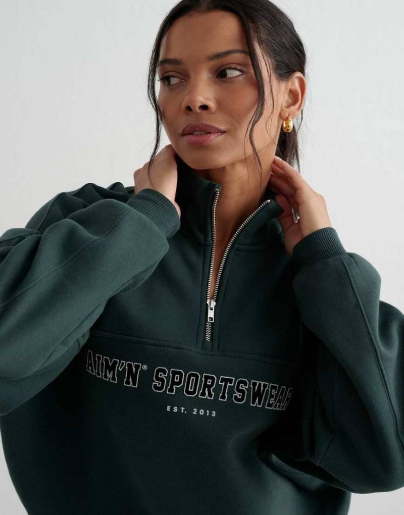 Aim'n - Sweatshirt in dunklem Smaragdgrün mit College-Design und kurzem Reißverschluss von Aim'n