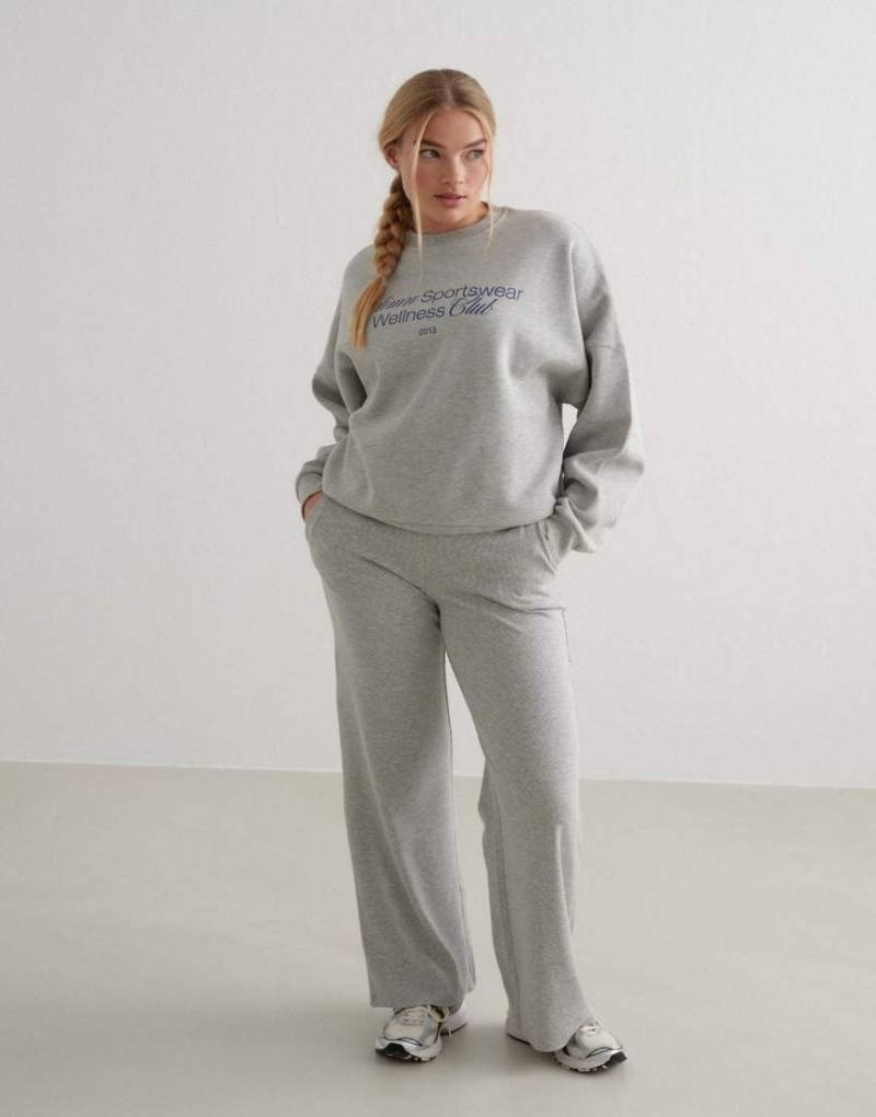 Aim'n - Sweatshirt in meliertem Grau mit „Wellness"-Print von Aim'n