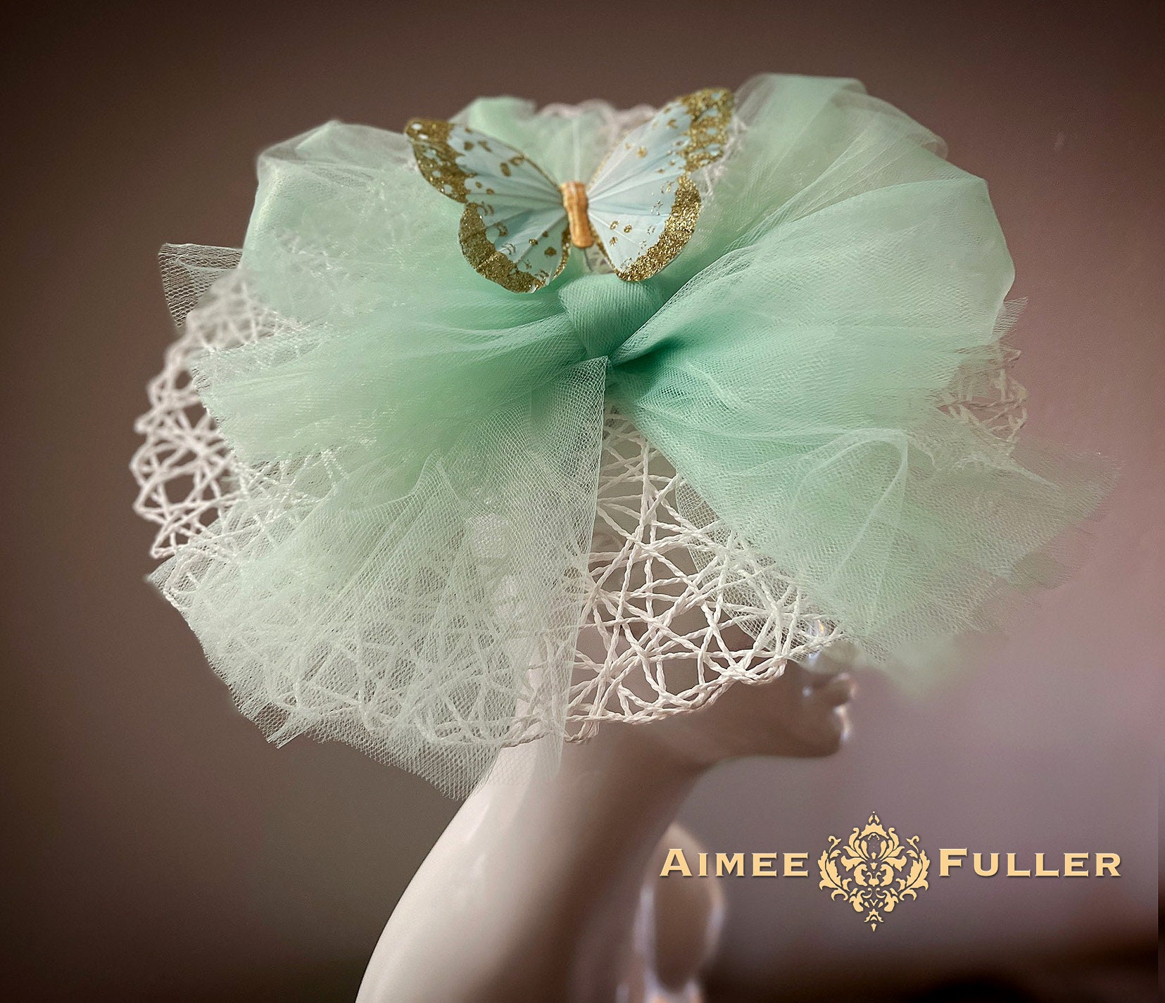 Aimee Fuller Kentucky Derby Hut, Weiß & Mint Grün Royal Ascot Fascinator, Feder Baby Blau Schmetterling Kopfschmuck Del Mar Rennen Ostern Hut von AimeeFullerMillinery