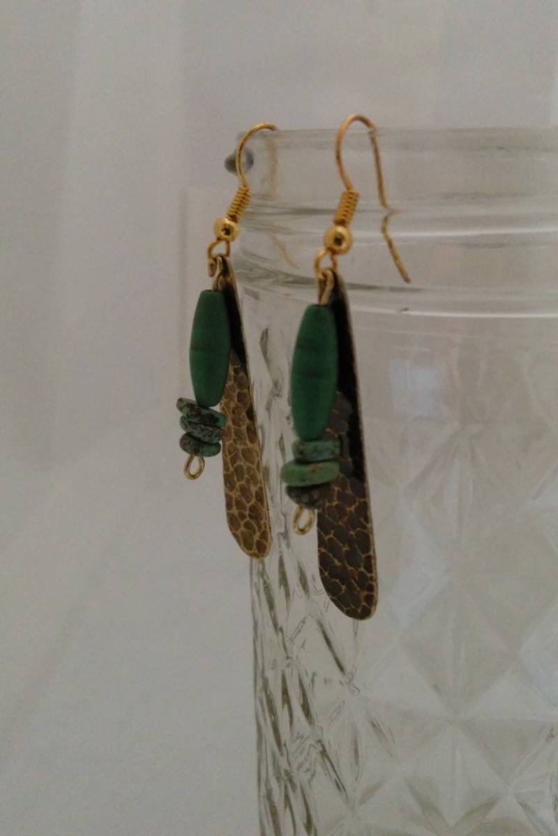 Antik Bronze Baumeln Ohrringe Mit Gehämmerten Charme Und Türkis Handarbeit Antik Bronze Baumeln Ohrringe Mit Gehämmerten Charme Und Türkis Handarbeit von AimeeGJewelry