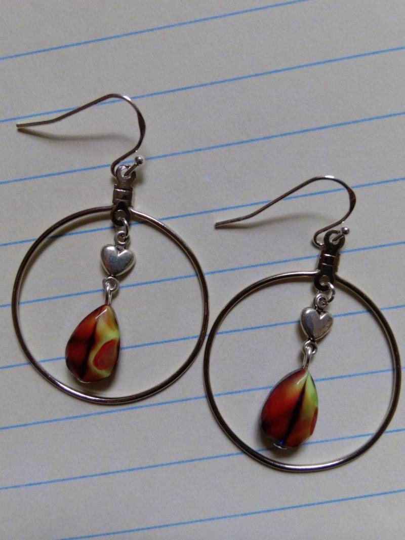 Creolen Mit Schön Facettiertem Rot Und Gelb Teardrop, Winzige Herz Charm in Ein Antikes Silber Hoop Sterlingsilber Ohr Haken Creolen Mit Schön Facettiertem Rot Und Gelb Teardrop, Winzige Herz Charm in Ein Antikes Silber Hoop Sterlingsilber Ohr Haken von AimeeGJewelry