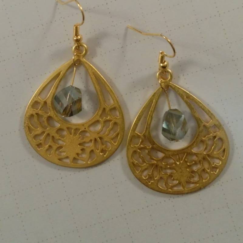 Handgefertigte Ohrringe Sind Detaillierte Aged Gold Tone Drop Charms Mit Diagonal Gebohrt Hexagon Smokey Quarz Handgefertigte Ohrringe Sind Detaillierte Aged Gold Tone Drop Charms Mit Diagonal Gebohrt Hexagon Smokey Quarz von AimeeGJewelry