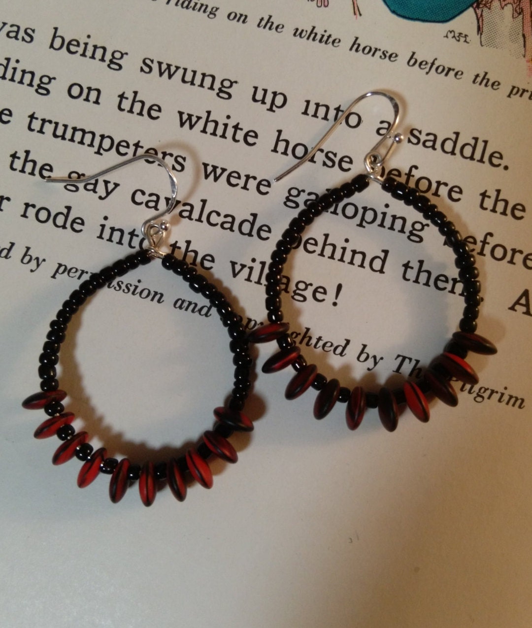 Lange Ohrringe, Creolen, Rot Und Schwarz Runde Glasperlen Mit Schwarzkümmel Perlen Sterlingsilber Ohrbügel, Ca. 2" von AimeeGJewelry